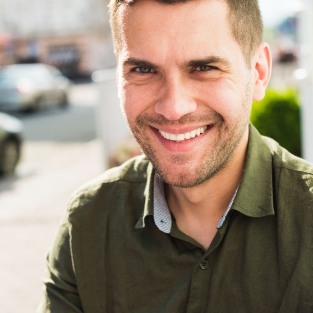 retrato-de-sorrindo-homem-jovem-olhando-camera (2)